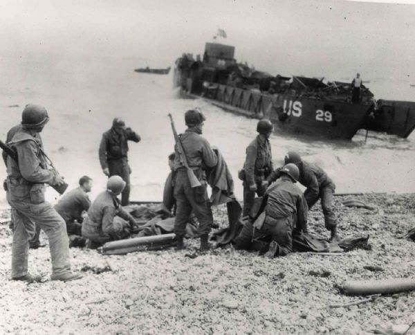 10'' x 8'' Black and White Glossy Original Wire Photo of American Soldiers Attending to Injured D-Day Soldiers -- Near Fine