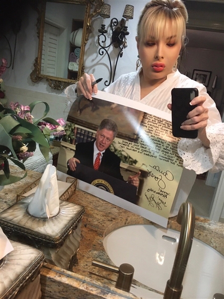 Paula Jones, Gennifer Flowers & Kathleen Wlley Signed 20'' x 16'' Photo of Bill Clinton During the Infamous ''Finger Wagging'' Press Conference
